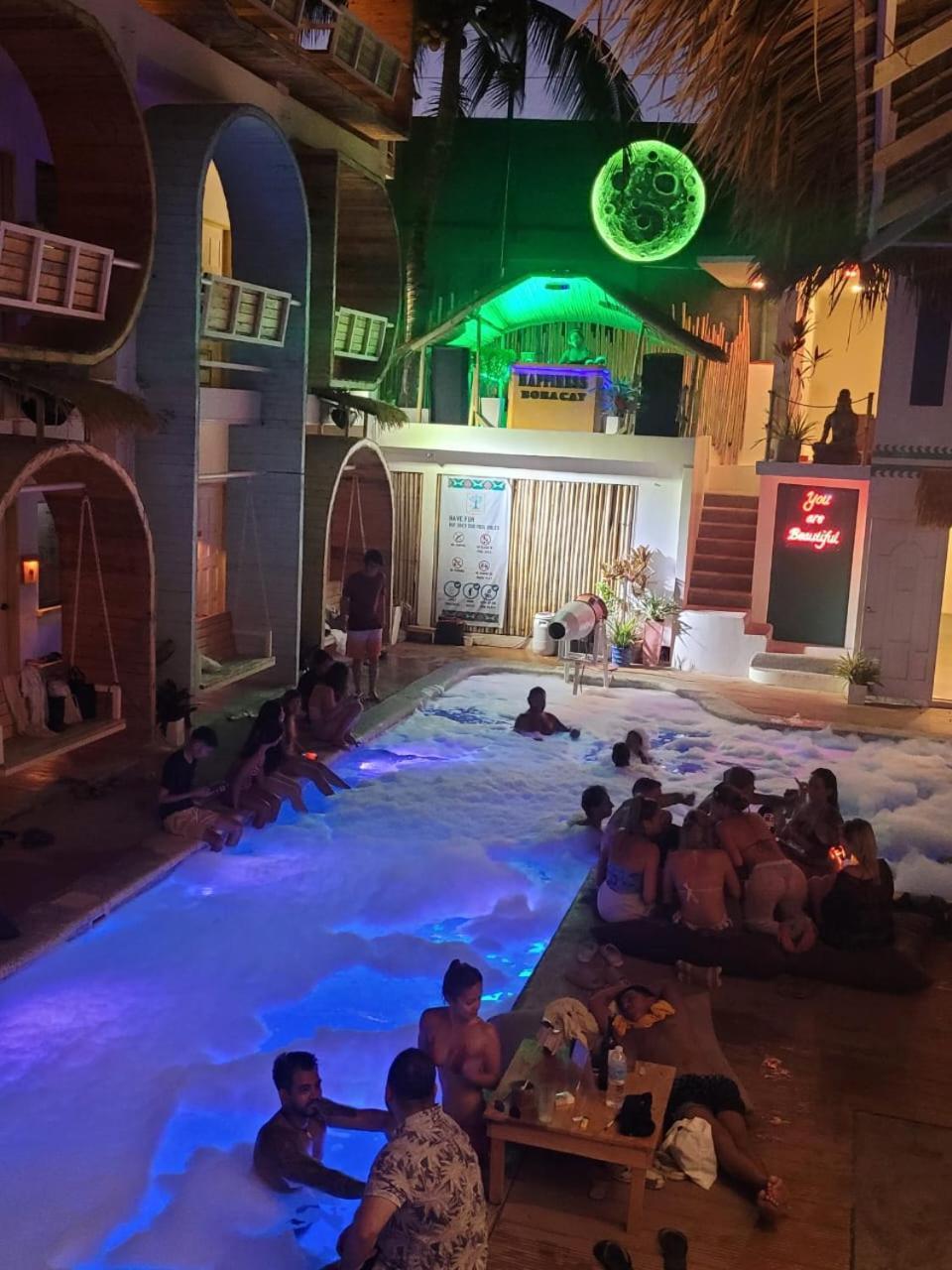 Hostel Happiness Boracay *